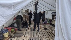 In der Stadt Ivano-Frankivsk bauen die Malteser Ukraine Zelte für Geflüchtete auf. Foto: Malteser Ukraine
