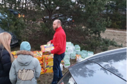 Ukrainische Malteser versorgen Flüchtlinge mit Wasser und Lebensmitteln in Jaworiv. Foto: Malteser Ukraine