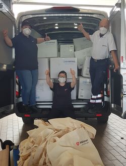 Die Malteser haben den Transporter vollgepackt mit Arbeitssicherheitsbekleidung, die sie an die Menschen in der Hochwasserregion verteilen. Foto: Malteser