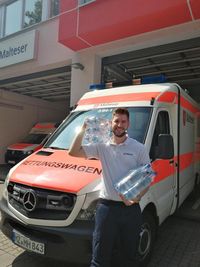 Notfallsanitäter Justin Weisang hat gestern 1.300 Flaschen Wasser an Ausgabestellen des Vereins „Wohnsitzlos in Mainz“ sowie „Armut und Gesundheit“ ausgeliefert. Foto: Malteser