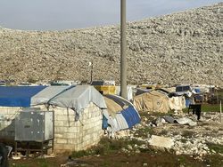 Noch immer leben Zehntausende aufgrund des Erdbebens in Zelten oder Containern. Foto: Malteser International