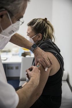 Die Malteser suchen Rettungssanitäter und Einsatzsanitäter (m/w/d) für den Einsatz im Corona-Impfzentrum Büdingen. Foto: Malteser