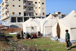 Die Menschen werden mit Betten, Decken, Zelten und Matratzen versorgt. Foto: Malteser International