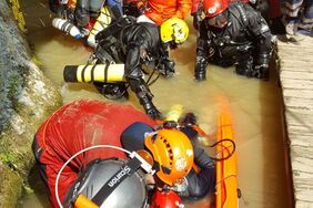 Rettung des Verunfallten auf einer aufblasbaren Trage aus der Höhle. Foto: Malteser