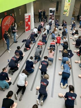 Leben retten mit der Herzdruckmassage: Das sie dies können, zeigten die Malteser SchulsanitäterInnen auf dem Fachtag in Ober-Ramstadt. Foto: Christina Müller-Gokus