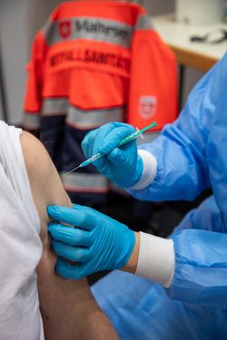 Eine Impfung schützt vor einer Infektion mit dem Coronavirus SARS-CoV-2. Foto: Malteser