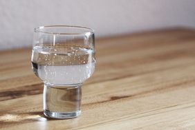 Ein Glas Wasser ist für viele Menschen selbstverständlich. Nicht so für Obdachlose, die im Sommer oft unter Durst leider müssen. Mit einer Spendenaktion sammelt Malteser-Notfallsanitäter Justin Weisang Geld, um diesen Menschen Wasser zu spenden. Foto: Malteser