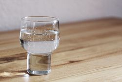 Ein Glas Wasser ist für viele Menschen selbstverständlich. Nicht so für Obdachlose, die im Sommer oft unter Durst leider müssen. Mit einer Spendenaktion sammelt Malteser-Notfallsanitäter Justin Weisang Geld, um diesen Menschen Wasser zu spenden. Foto: Malteser