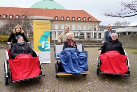Franz Müntefering, Belit Onay und Dr. Andrea Hanke auf den Rikschas des Projekts „Radeln ohne Altern“, das pünktlich zum Deutschen Seniorentag in Hannover startet. Foto: BAGSO/Sachs