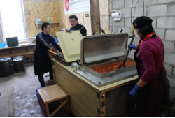 Die Malteser aus Trier transportieren mit dem ersten Hilfstransport u.a. Feldküchen in die Ukraine. Foto: Malteser