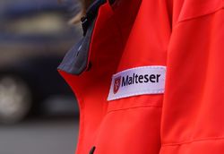 Mitarbeitende, die im Auftrag der Malteser aktuell in Rheinhessen für Fördermitgliedschaften werben, sind u.a. an der Malteser Bekleidung erkennbar. Foto: Malteser