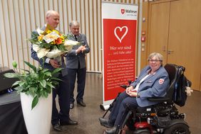 Blumen, eine Verdienstmedaille und 'Standing Ovations' für die scheidende Diözesanreferentin Martha Oswald-Neumeier. Foto: Petra Ipp-Zavazal